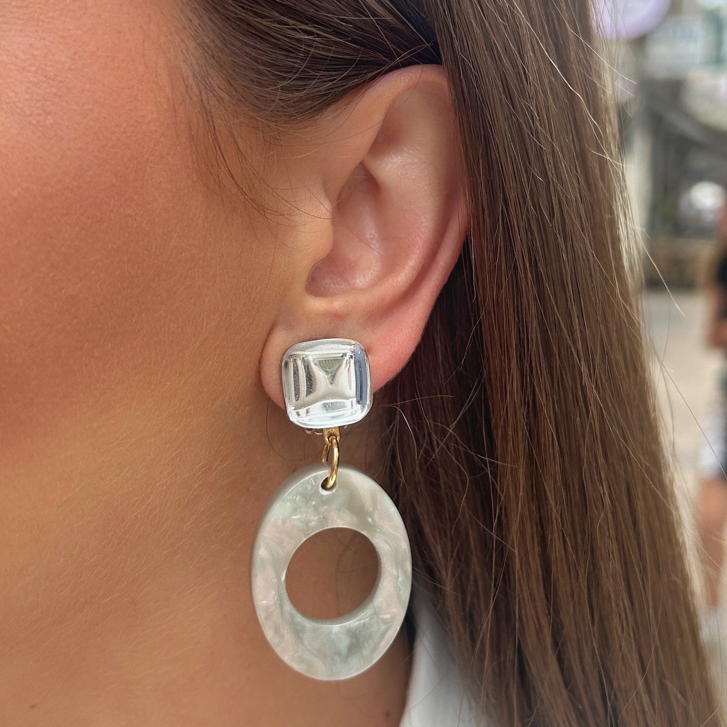 Boucles d'oreilles Maria Nacre Francine Bramli avec cabochon transparent et anneau en résine nacrée irisée