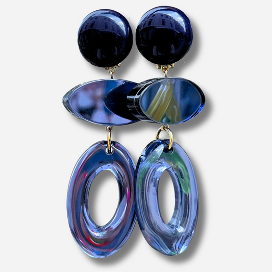 Boucles d'oreilles Marselline bleues Francine Bramli en résine translucide bleue avec détails miroir et finitions dorées