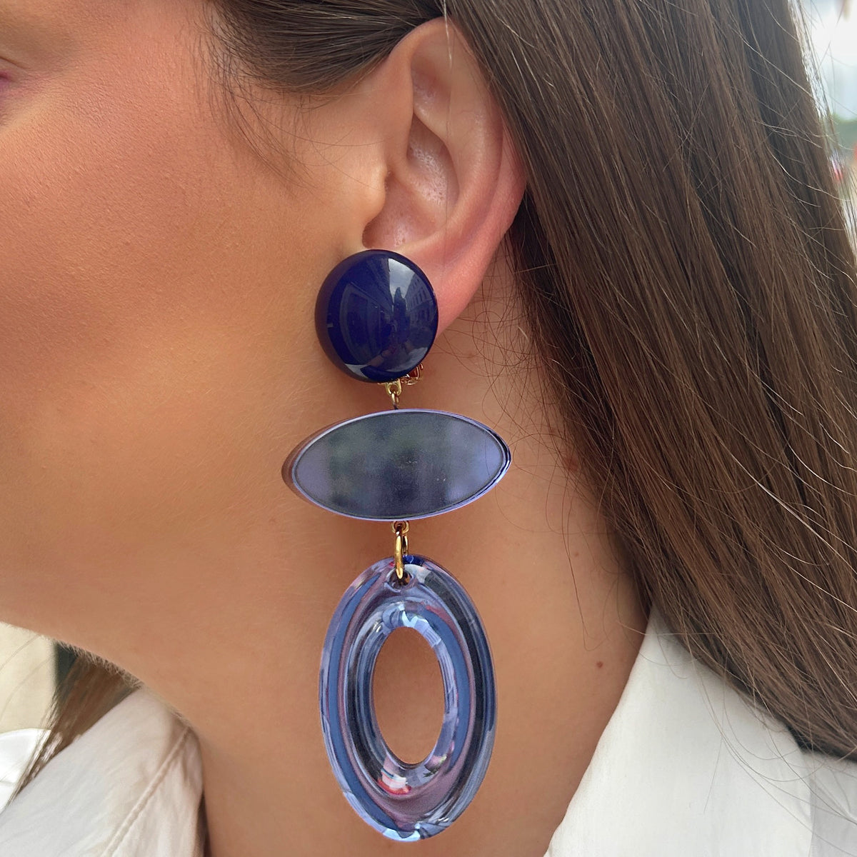 Boucles d'oreilles Marselline bleues Francine Bramli en résine translucide bleue avec détails miroir et finitions dorées