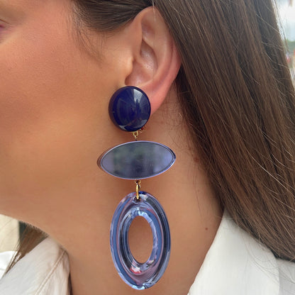 Boucles d'oreilles Marselline bleues Francine Bramli en résine translucide bleue avec détails miroir et finitions dorées