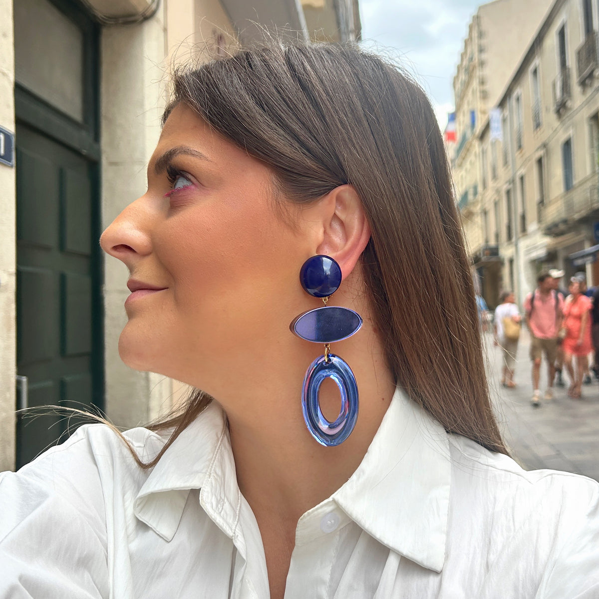 Boucles d'oreilles Marselline bleues Francine Bramli en résine translucide bleue avec détails miroir et finitions dorées
