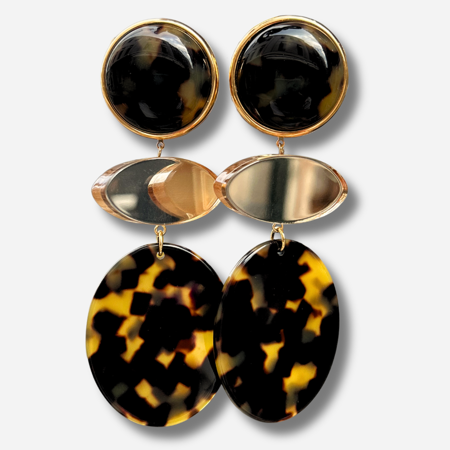 Boucles d'oreilles Marselline Écaille de Tokyo Francine Bramli en résine écaille avec détails dorés et pendentif ovale graphique