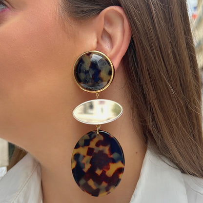 Boucles d'oreilles Marselline Écaille de Tokyo Francine Bramli en résine écaille avec détails dorés et pendentif ovale graphique