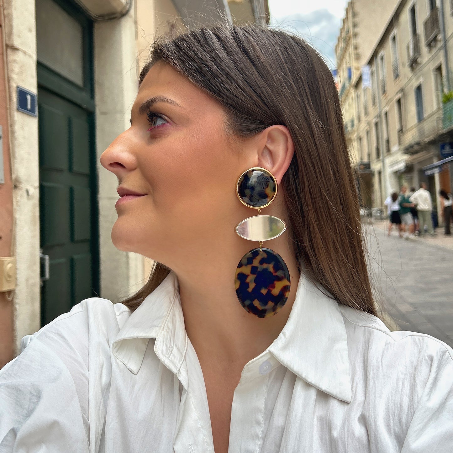 Boucles d'oreilles Marselline Écaille de Tokyo Francine Bramli en résine écaille avec détails dorés et pendentif ovale graphique