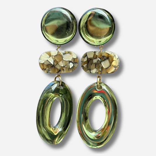 Boucles d'oreilles Marselline Kaki Francine Bramli en résine translucide kaki avec détail effet pierre minérale