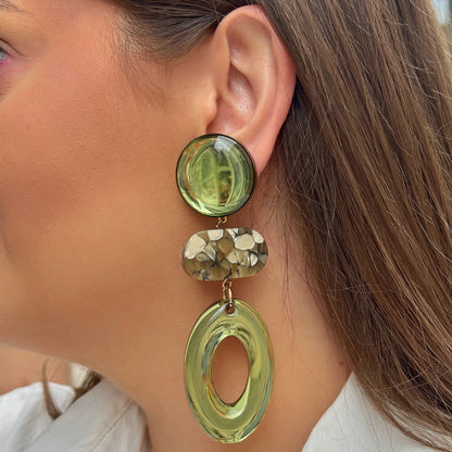 Boucles d'oreilles Marselline Kaki Francine Bramli en résine translucide kaki avec détail effet pierre minérale