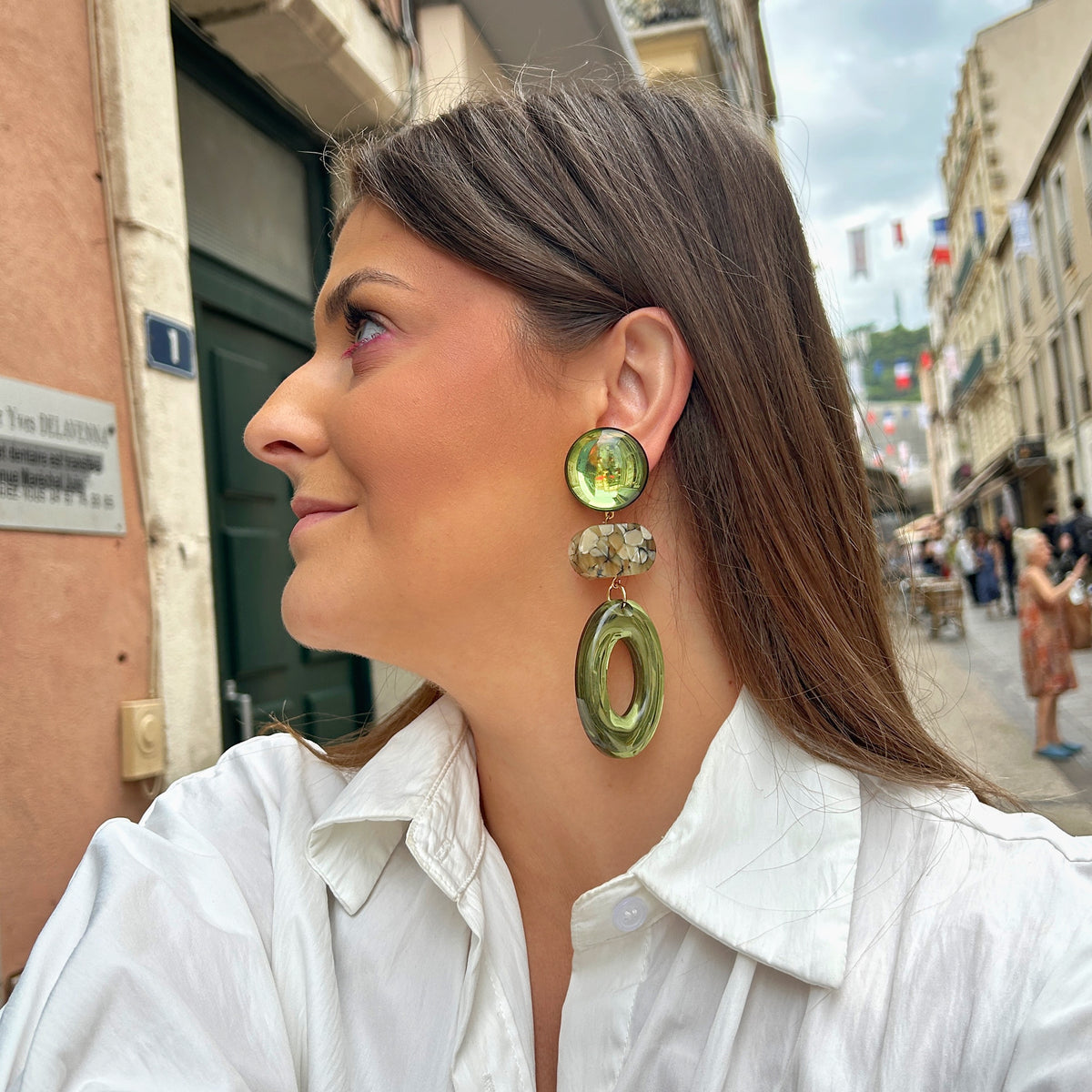 Boucles d'oreilles Marselline Kaki Francine Bramli en résine translucide kaki avec détail effet pierre minérale