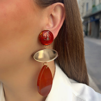 Boucles d’oreilles Marselline Marron à clips Francine Bramli Paris, cabochons ronds ambrés, ovales dorés effet miroir et grandes gouttes en résine orange cuivré.