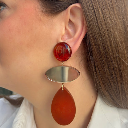 Boucles d’oreilles Marselline Marron à clips Francine Bramli Paris, cabochons ronds ambrés, ovales dorés effet miroir et grandes gouttes en résine orange cuivré.