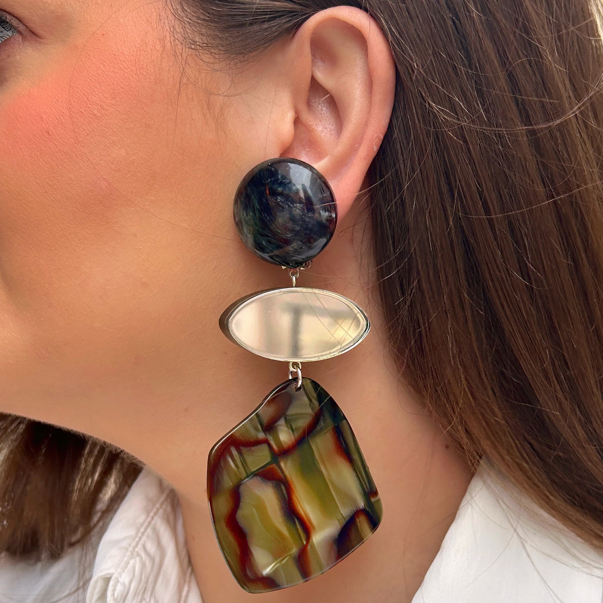 Boucles d’oreilles Marselline Onyx Francine Bramli Paris effet miroir argenté et résine écaille