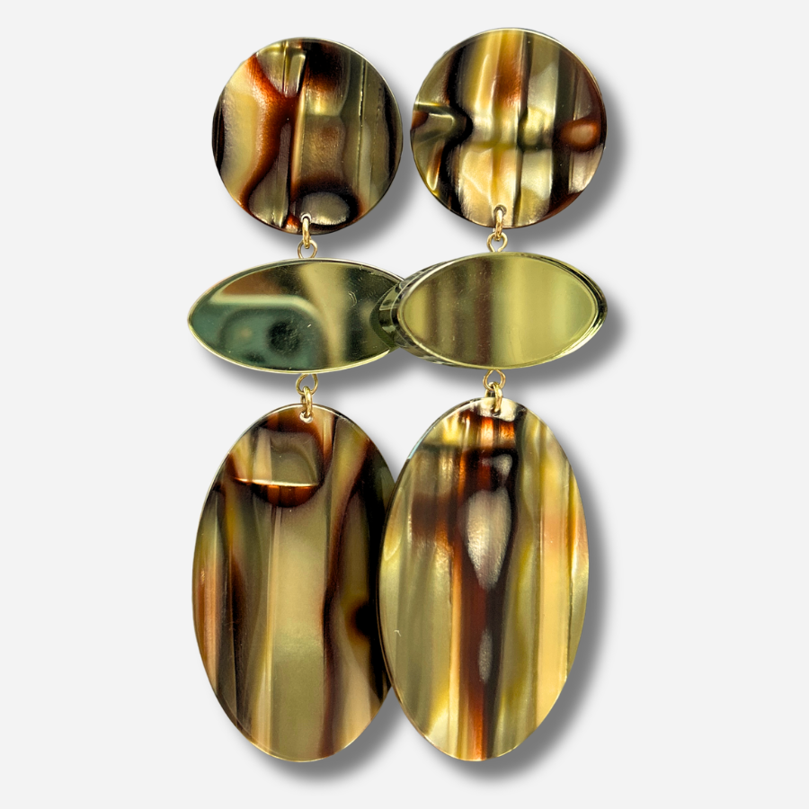 Boucles d'oreilles Marselline Onyx Kaki Francine Bramli en résine kaki marbrée avec détails miroir dorés et pendentif ovale graphique