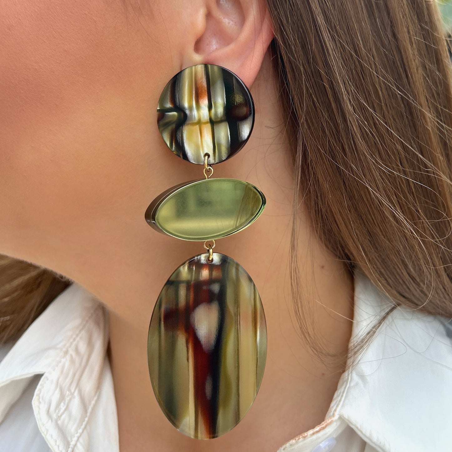 Boucles d'oreilles Marselline Onyx Kaki Francine Bramli en résine kaki marbrée avec détails miroir dorés et pendentif ovale graphique