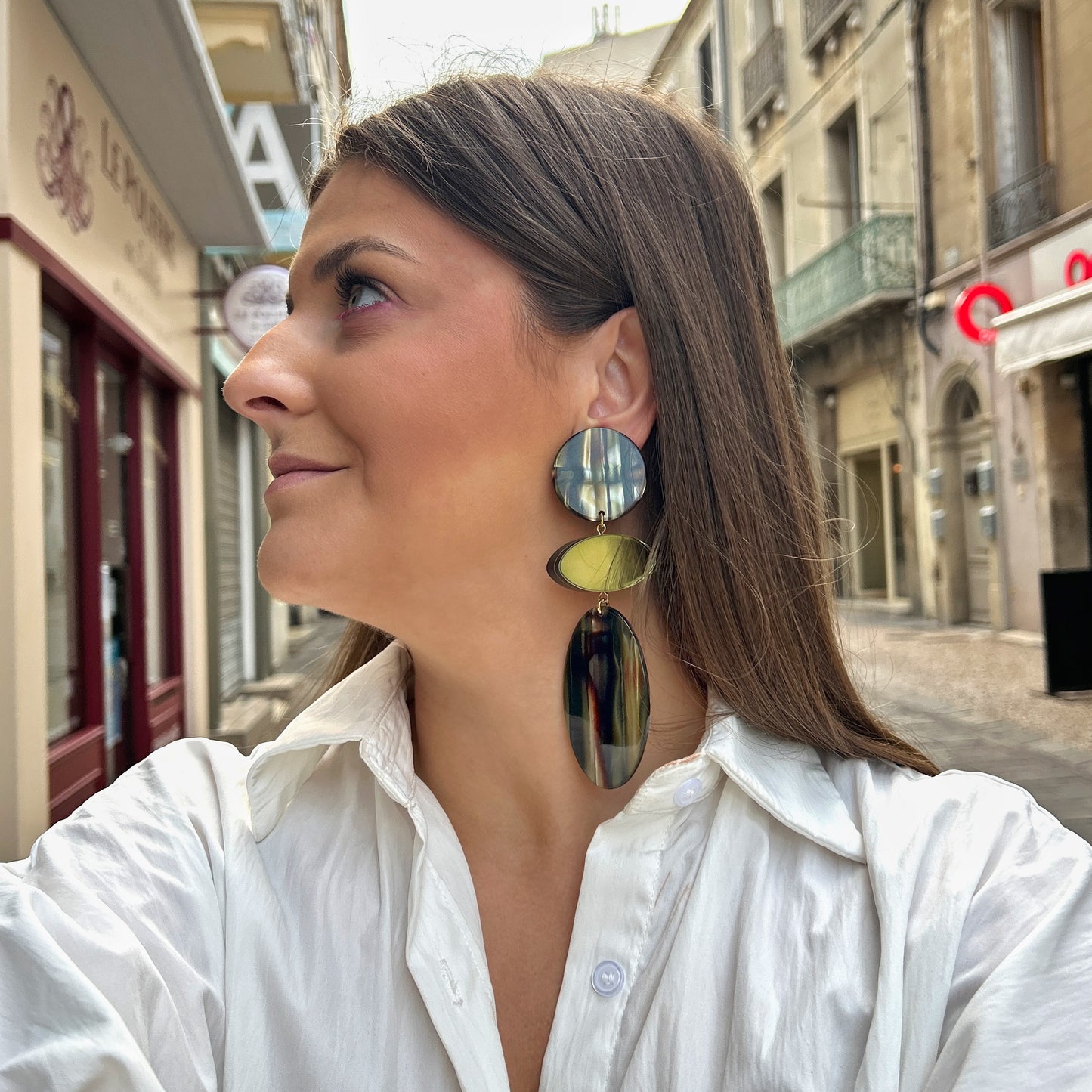 Boucles d'oreilles Marselline Onyx Kaki Francine Bramli en résine kaki marbrée avec détails miroir dorés et pendentif ovale graphique