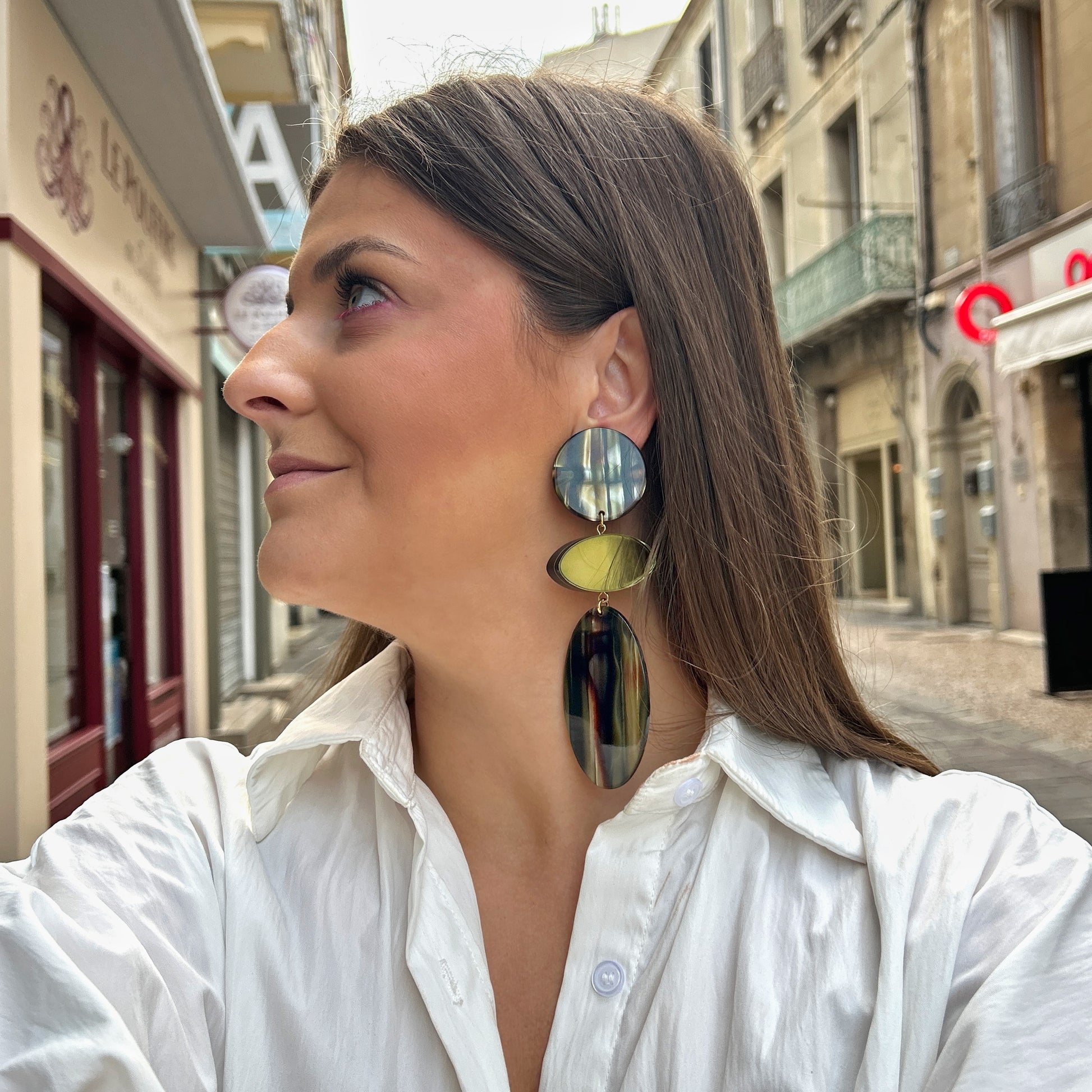 Boucles d'oreilles Marselline Onyx Kaki Francine Bramli en résine kaki marbrée avec détails miroir dorés et pendentif ovale graphique