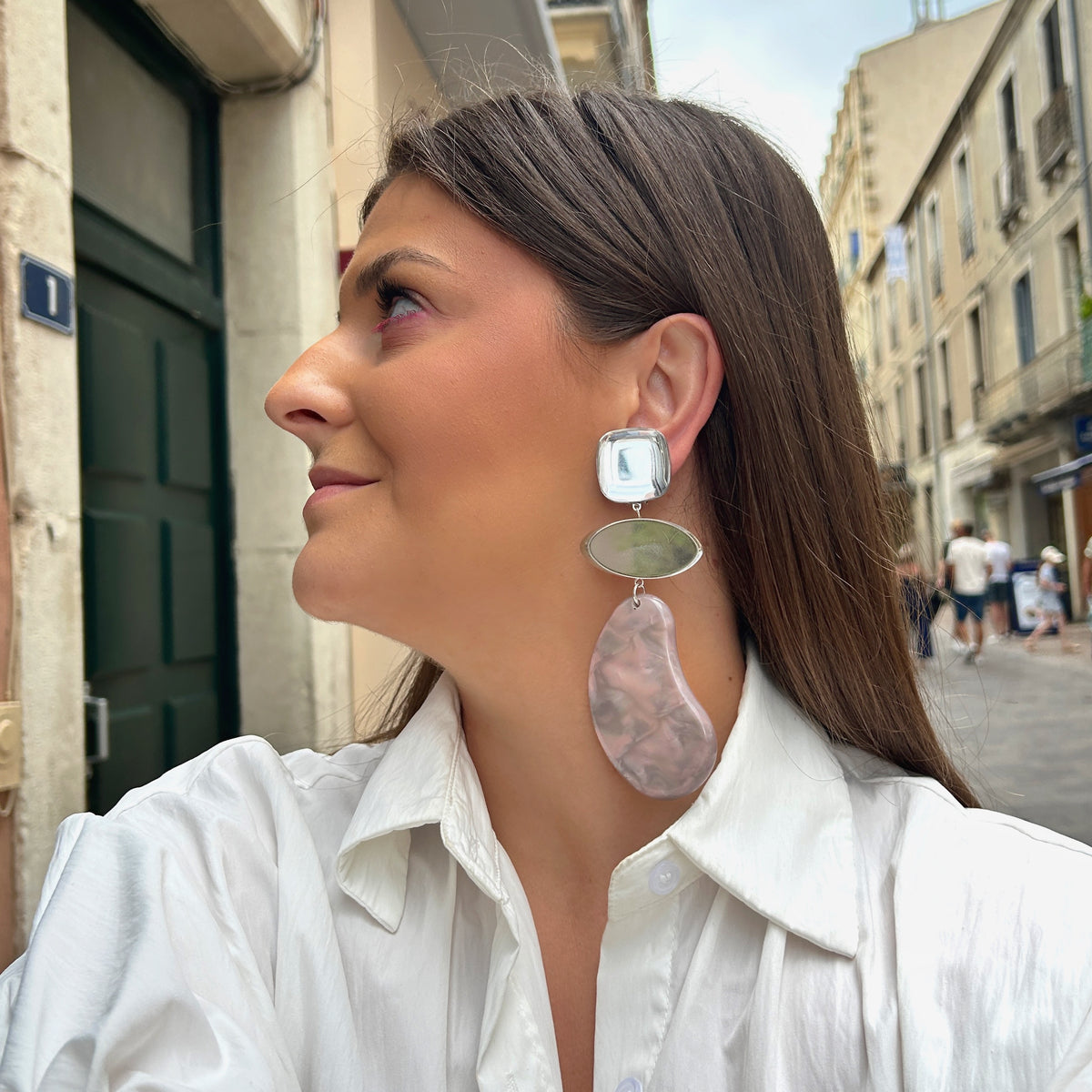 Boucles d'oreilles Marselline Silver Nacre Francine Bramli avec cabochon transparent, élément argenté et résine nacrée rose