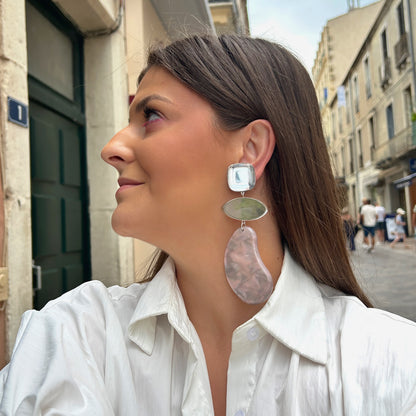 Boucles d'oreilles Marselline Silver Nacre Francine Bramli avec cabochon transparent, élément argenté et résine nacrée rose