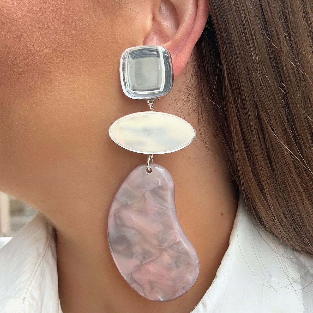 Boucles d'oreilles Marselline Silver Nacre Francine Bramli avec cabochon transparent, élément argenté et résine nacrée rose