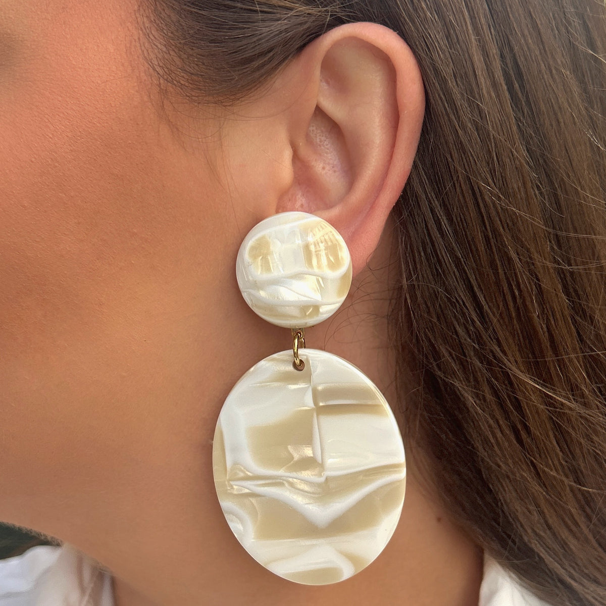 Boucles d’oreilles Mathilda Alba blanc nacré Francine Bramli Paris
