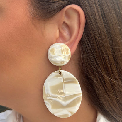 Boucles d’oreilles Mathilda Alba blanc nacré Francine Bramli Paris
