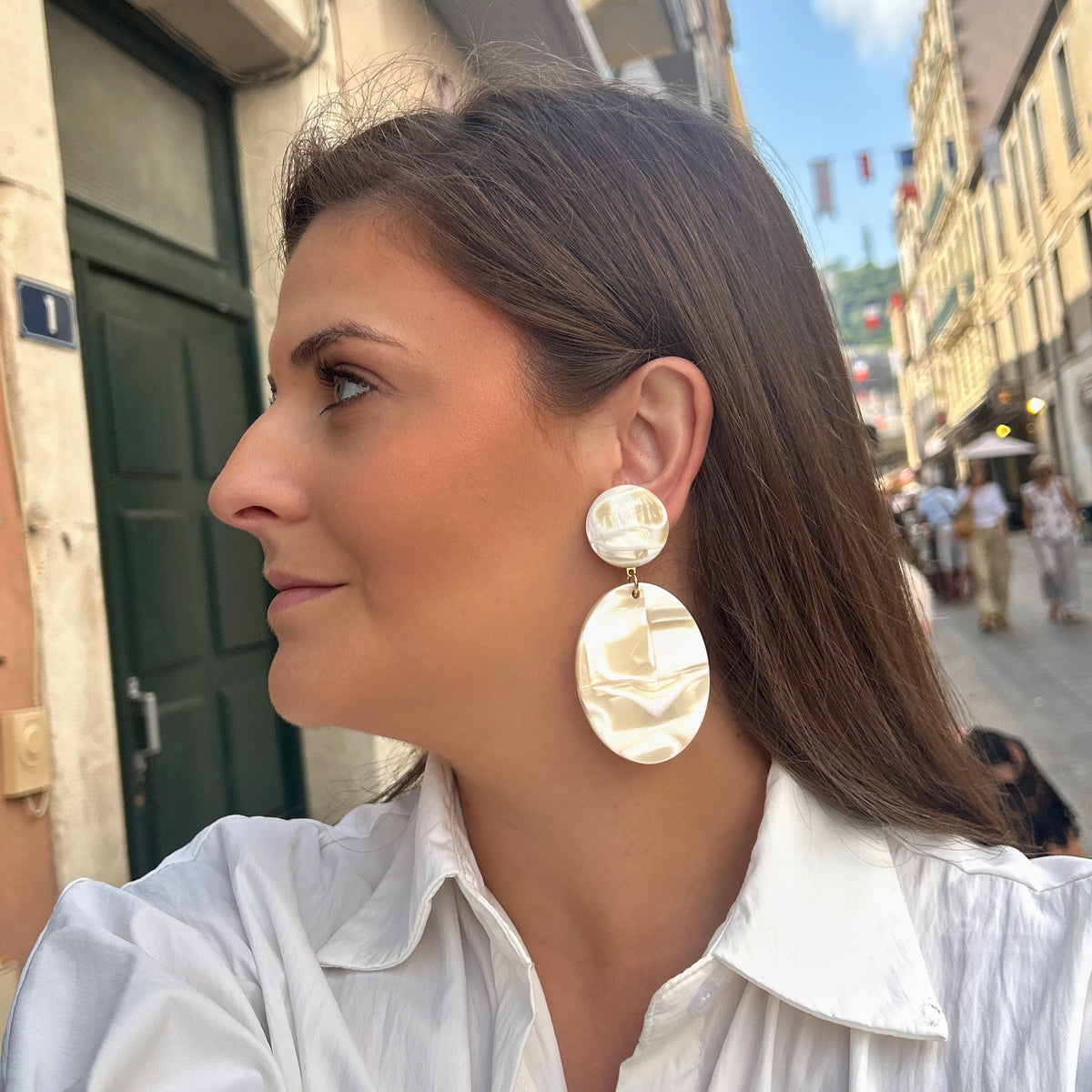 Boucles d’oreilles Mathilda Alba blanc nacré Francine Bramli Paris

