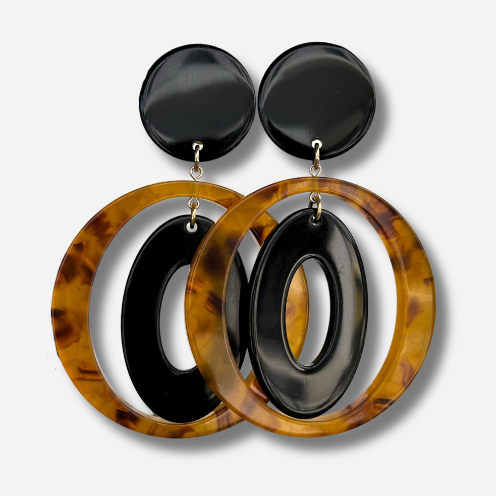 Boucles d'oreilles Miel Francine Bramli Paris en résine noire et effet écaille portées