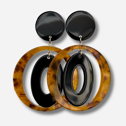 Boucles d'oreilles Miel Francine Bramli Paris en résine noire et effet écaille portées