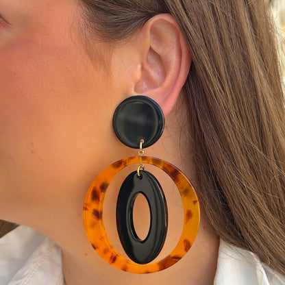 Boucles d'oreilles Miel Francine Bramli Paris en résine noire et effet écaille portées