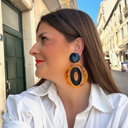 Boucles d'oreilles Miel Francine Bramli Paris en résine noire et effet écaille portées