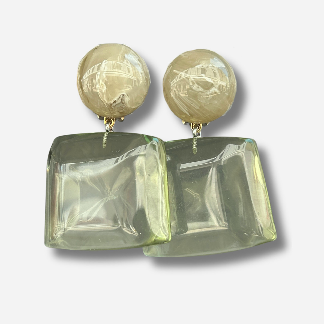 Boucles d'oreilles Milo Kaki Francine Bramli en résine translucide vert sauge avec cabochon rond effet nacré