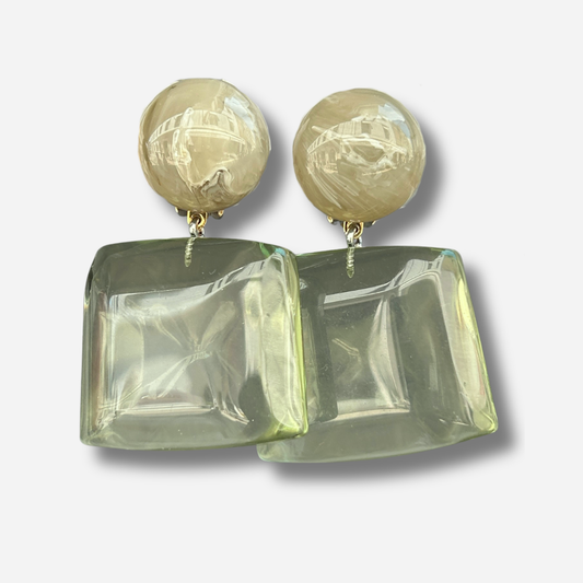 Boucles d'oreilles Milo Kaki Francine Bramli en résine translucide vert sauge avec cabochon rond effet nacré