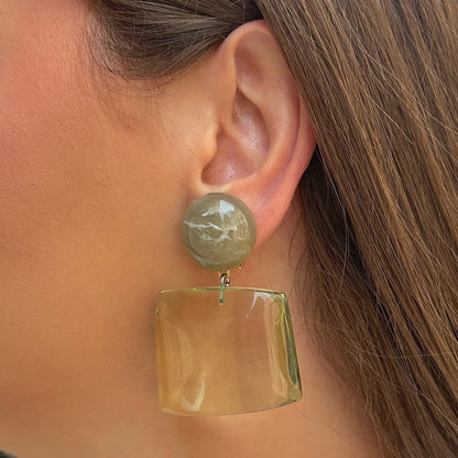 Boucles d'oreilles Milo Kaki Francine Bramli en résine translucide vert sauge avec cabochon rond effet nacré