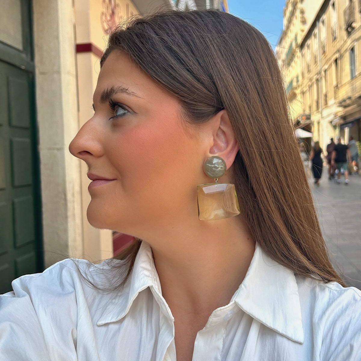 Boucles d'oreilles Milo Kaki Francine Bramli en résine translucide vert sauge avec cabochon rond effet nacré