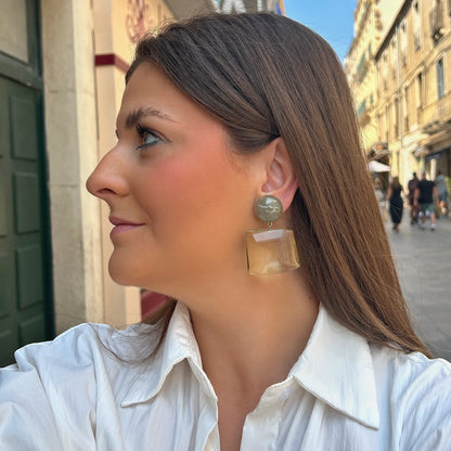 Boucles d'oreilles Milo Kaki Francine Bramli en résine translucide vert sauge avec cabochon rond effet nacré