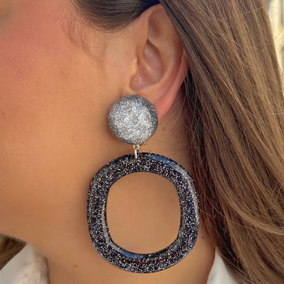 Boucles d’oreilles Mona Argentées Francine Bramli Paris pailletées argent avec anneau graphique ajouré