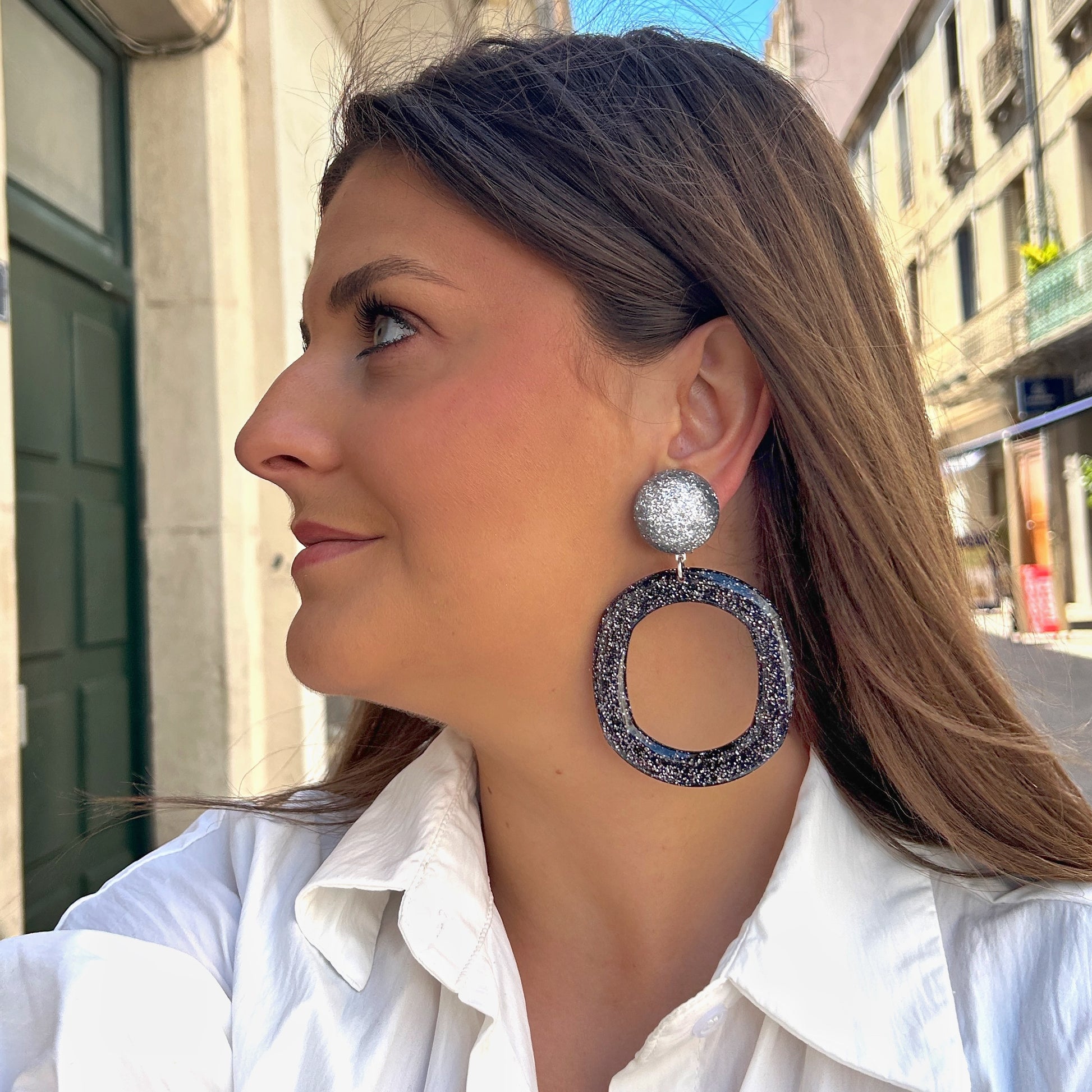 Boucles d’oreilles Mona Argentées Francine Bramli Paris pailletées argent avec anneau graphique ajouré