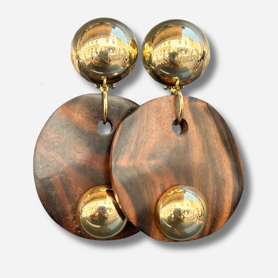 Boucles d'oreilles Mona Bois Francine Bramli effet bois et détails dorés portées