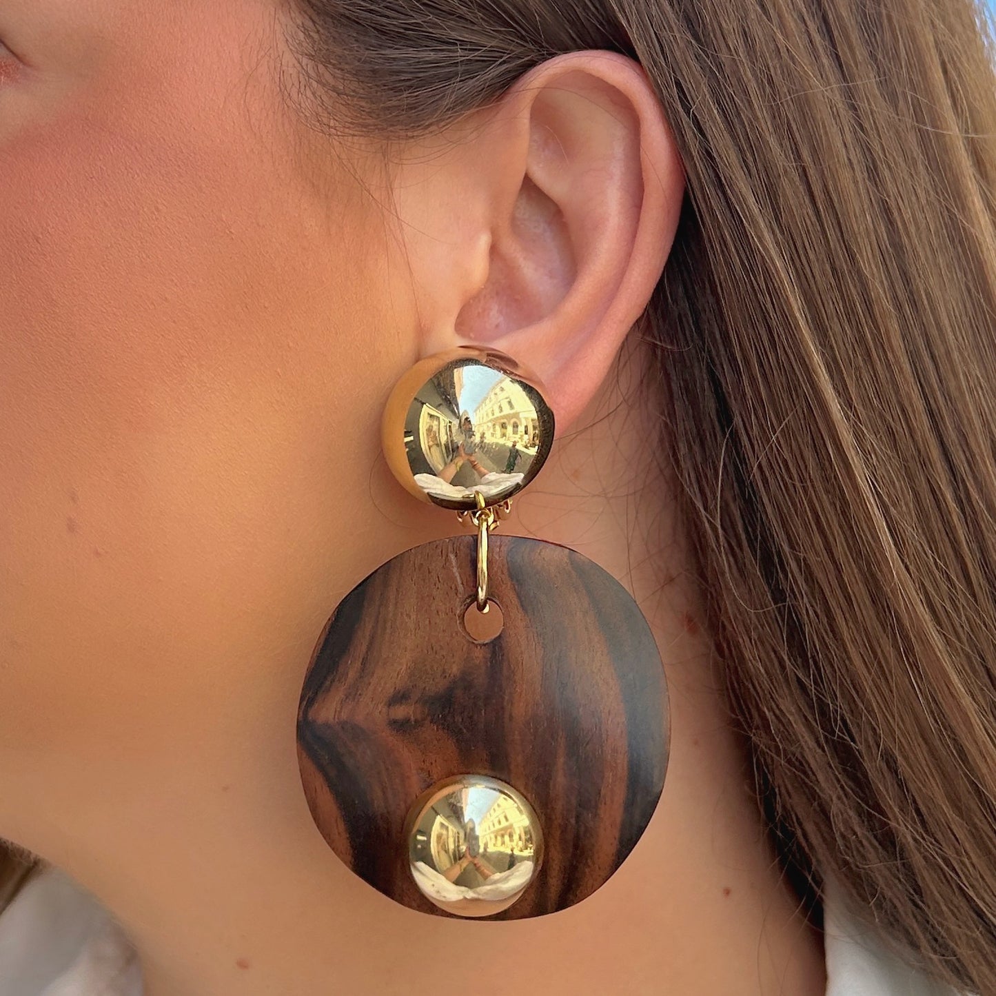 Boucles d'oreilles Mona Bois Francine Bramli effet bois et détails dorés portées