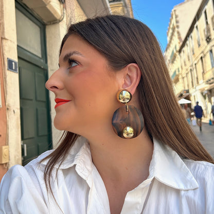 Boucles d'oreilles Mona Bois Francine Bramli effet bois et détails dorés portées
