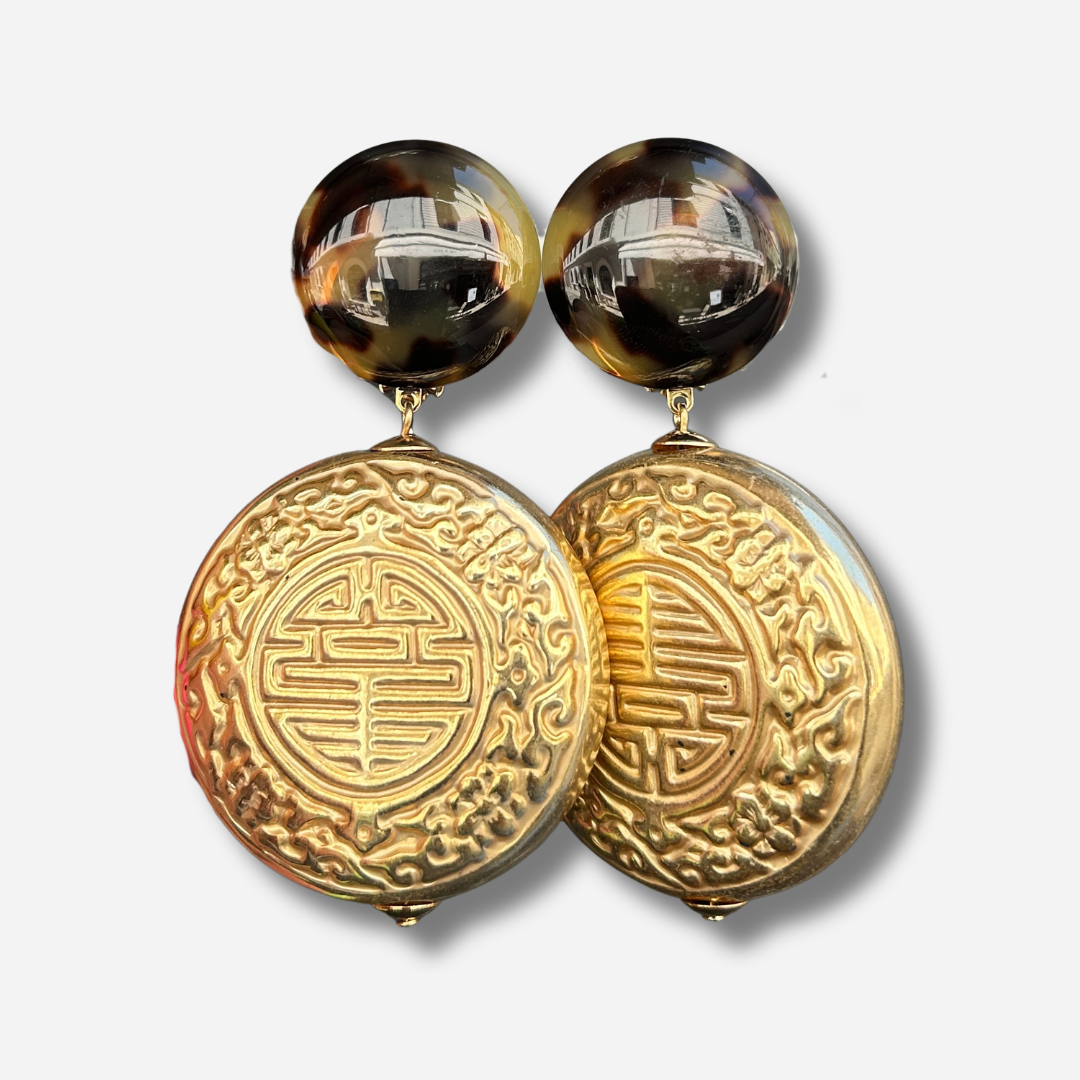 Boucles d'oreilles Mona Gold Francine Bramli dorées avec puce écaille et médaillon gravé
