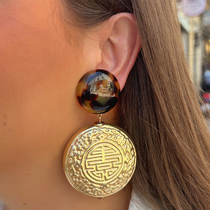 Boucles d'oreilles Mona Gold Francine Bramli dorées avec puce écaille et médaillon gravé
