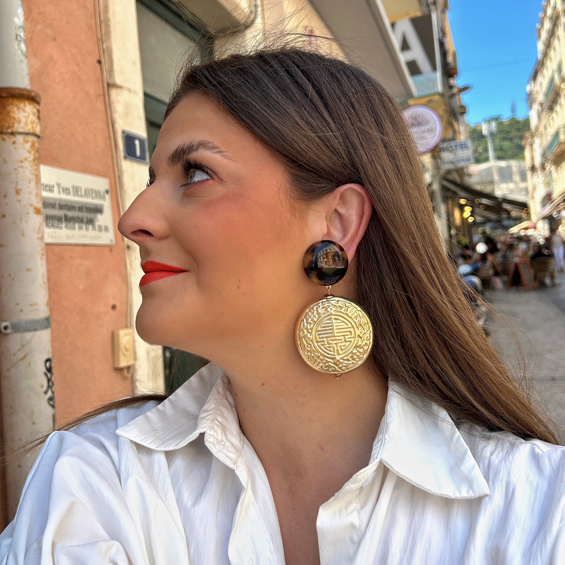 Boucles d'oreilles Mona Gold Francine Bramli dorées avec puce écaille et médaillon gravé