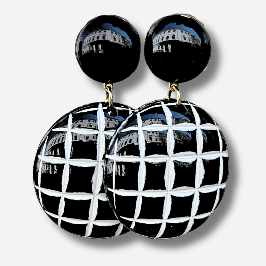 Boucles d’oreilles Mona Matelassé noir et blanc Francine Bramli Paris

