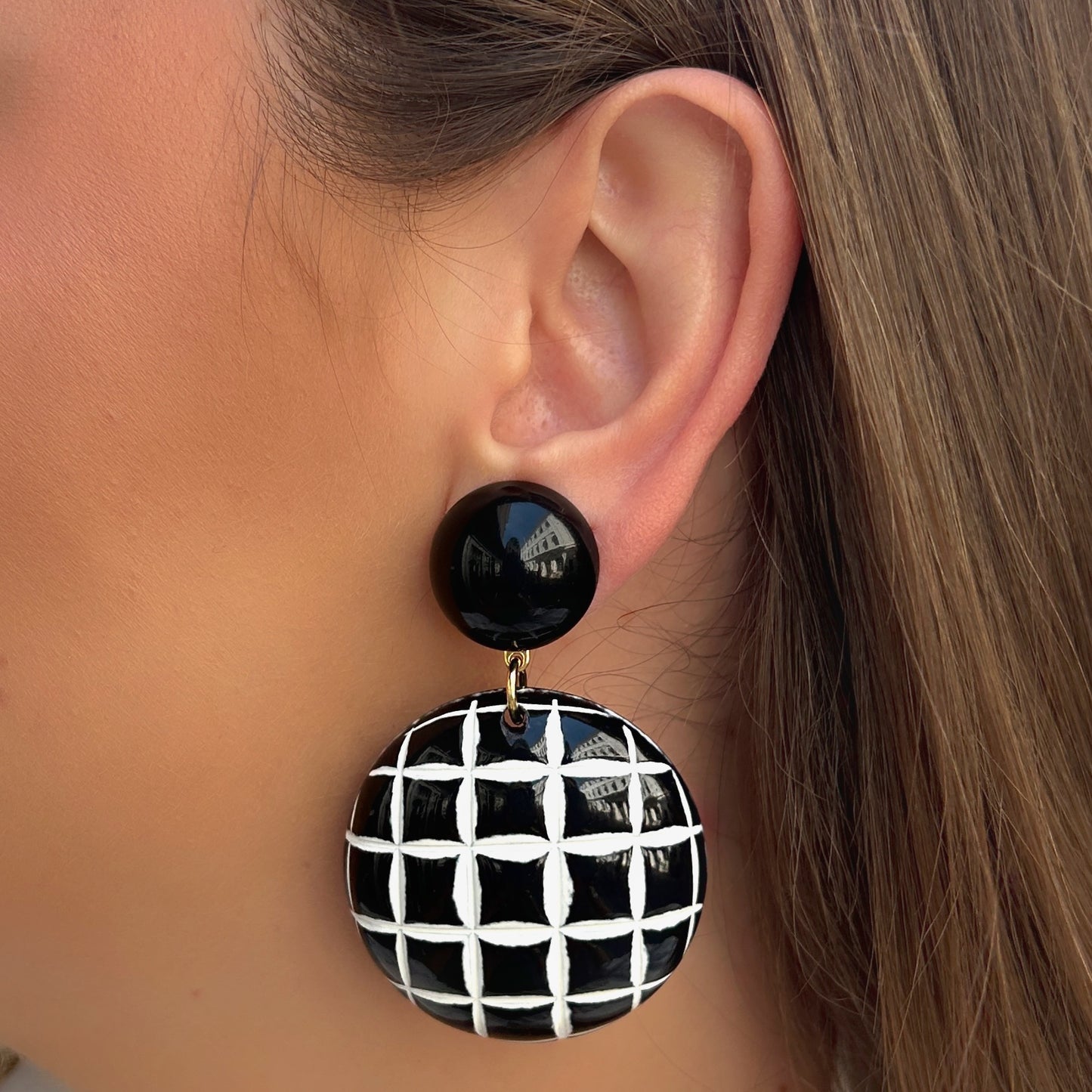 Boucles d’oreilles Mona Matelassé noir et blanc Francine Bramli Paris

