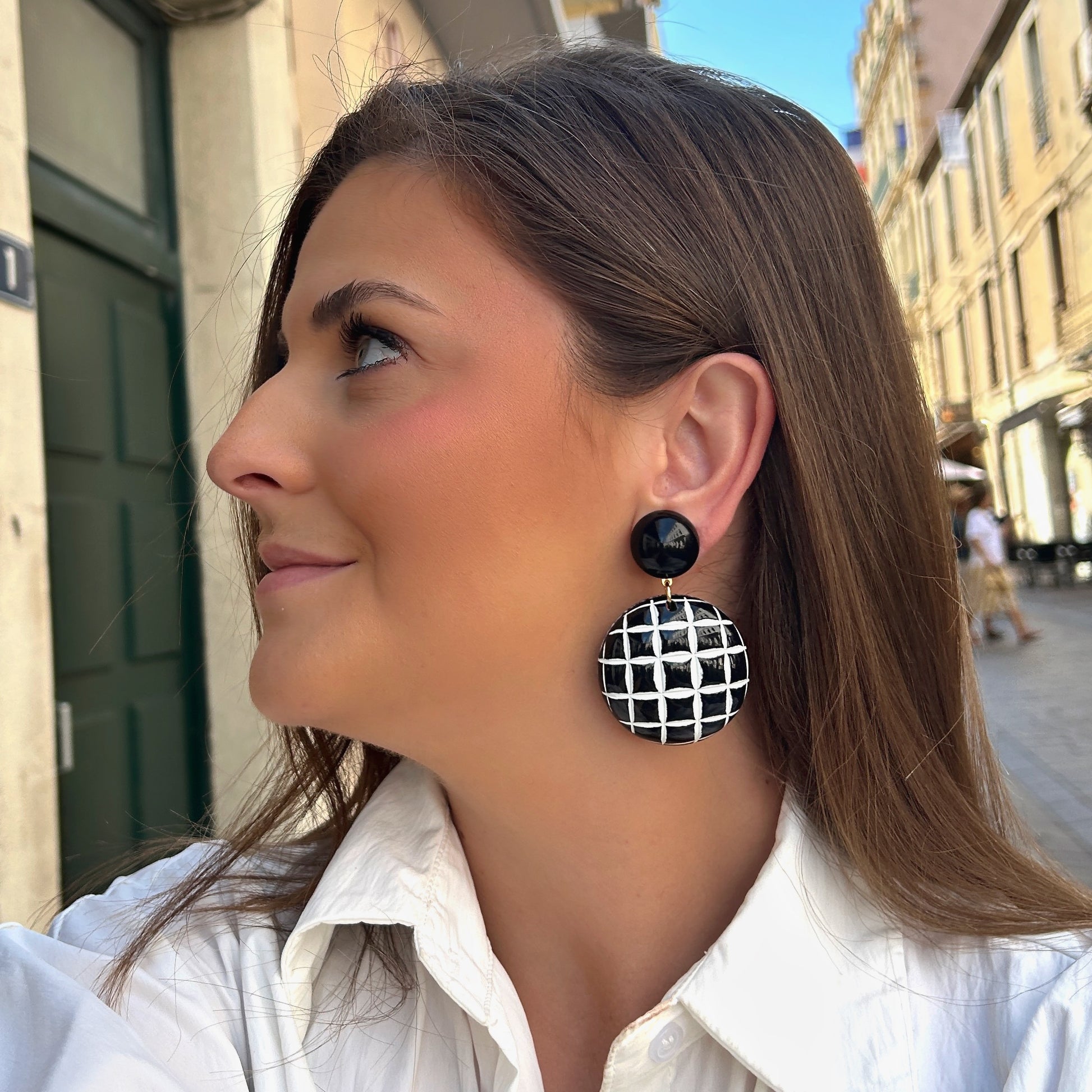 Boucles d’oreilles Mona Matelassé noir et blanc Francine Bramli Paris
