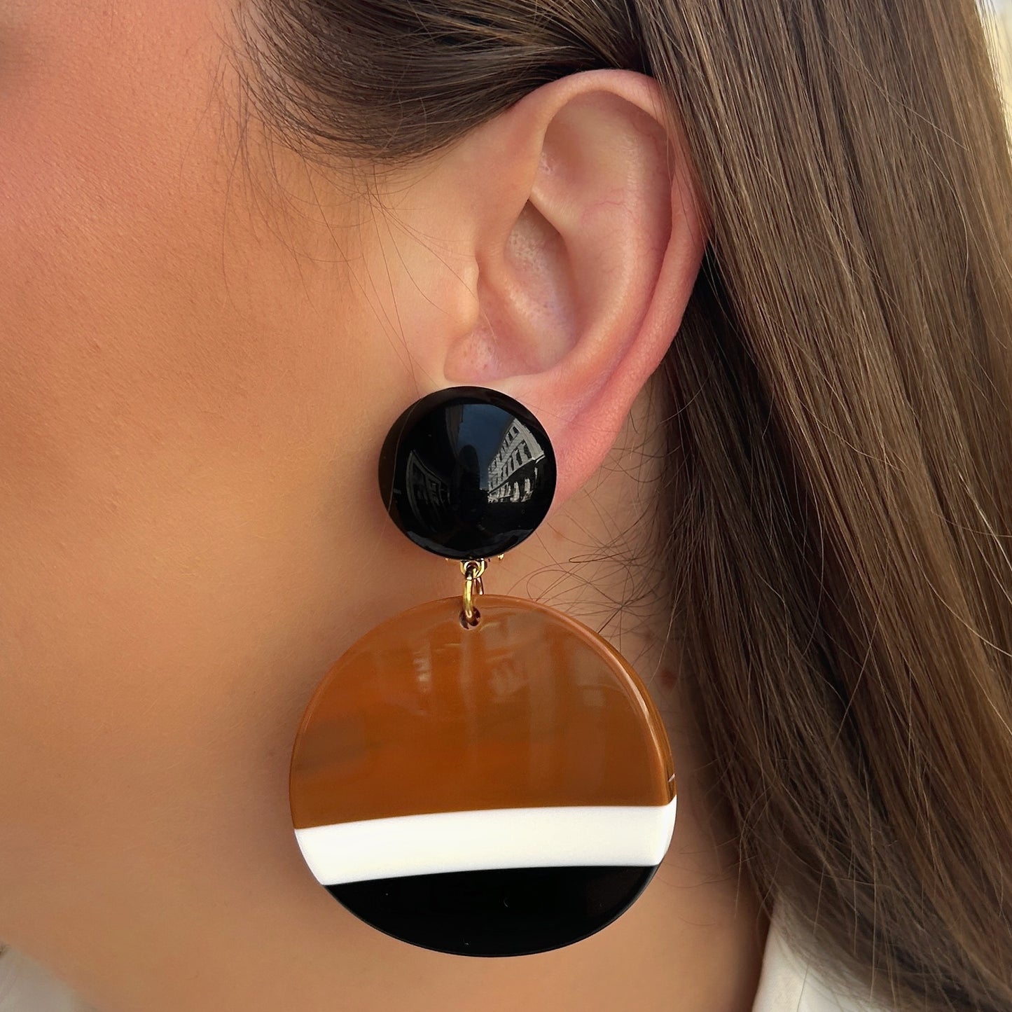 Boucles d’oreilles Mona Natural Francine Bramli Paris camel blanc noir
