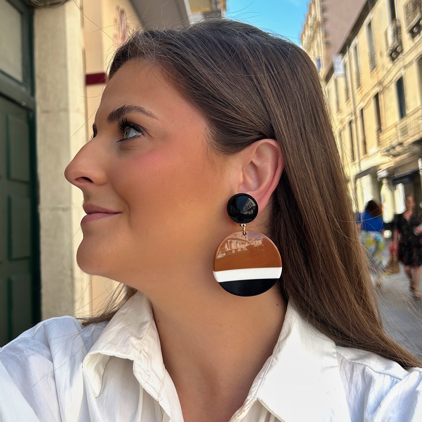 Boucles d’oreilles Mona Natural Francine Bramli Paris camel blanc noir
