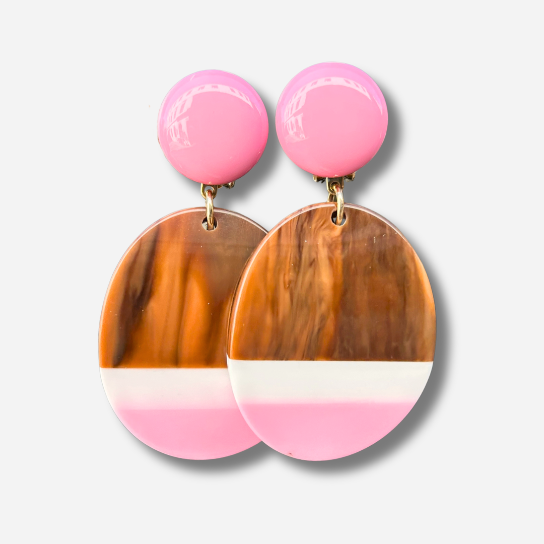 Boucles d'oreilles à clips Mona Natural Rose Francine Bramli Paris, clips ronds rose pastel et pendentifs ovales en résine marbrée marron, blanc ivoire et rose – Divinity Sète.