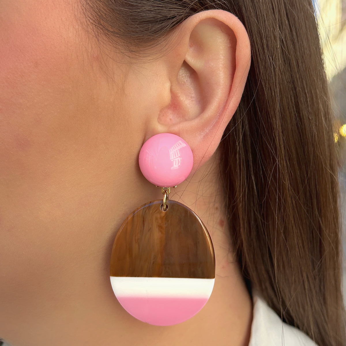 Boucles d'oreilles à clips Mona Natural Rose Francine Bramli Paris, clips ronds rose pastel et pendentifs ovales en résine marbrée marron, blanc ivoire et rose – Divinity Sète.