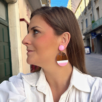 Boucles d'oreilles à clips Mona Natural Rose Francine Bramli Paris, clips ronds rose pastel et pendentifs ovales en résine marbrée marron, blanc ivoire et rose – Divinity Sète.