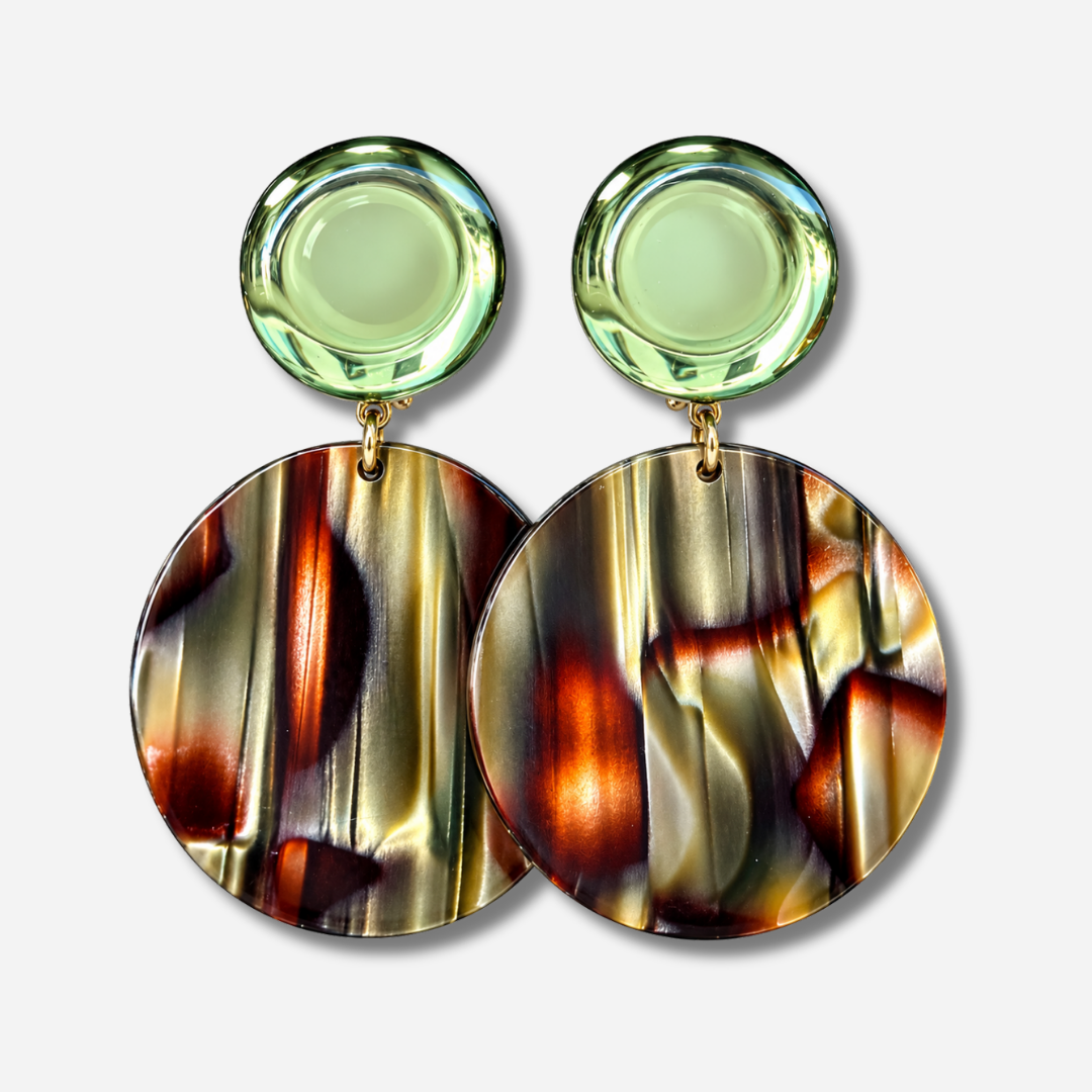 Boucles d’oreilles Mona Onyx à clips Francine Bramli Paris, cabochons ronds vert translucide et grands pendentifs circulaires marbrés marron, noir et kaki.